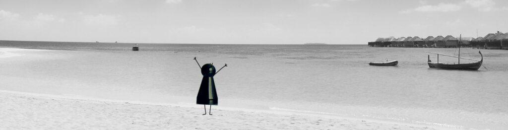 Man sieht einen Strand und eine Spielfigur die die Ärmchen in die Luft strckt