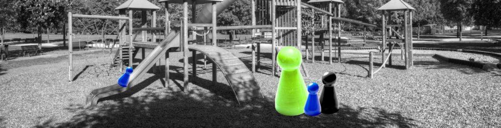 Spielfiguren. Große und kleine auf einem Spielplatz